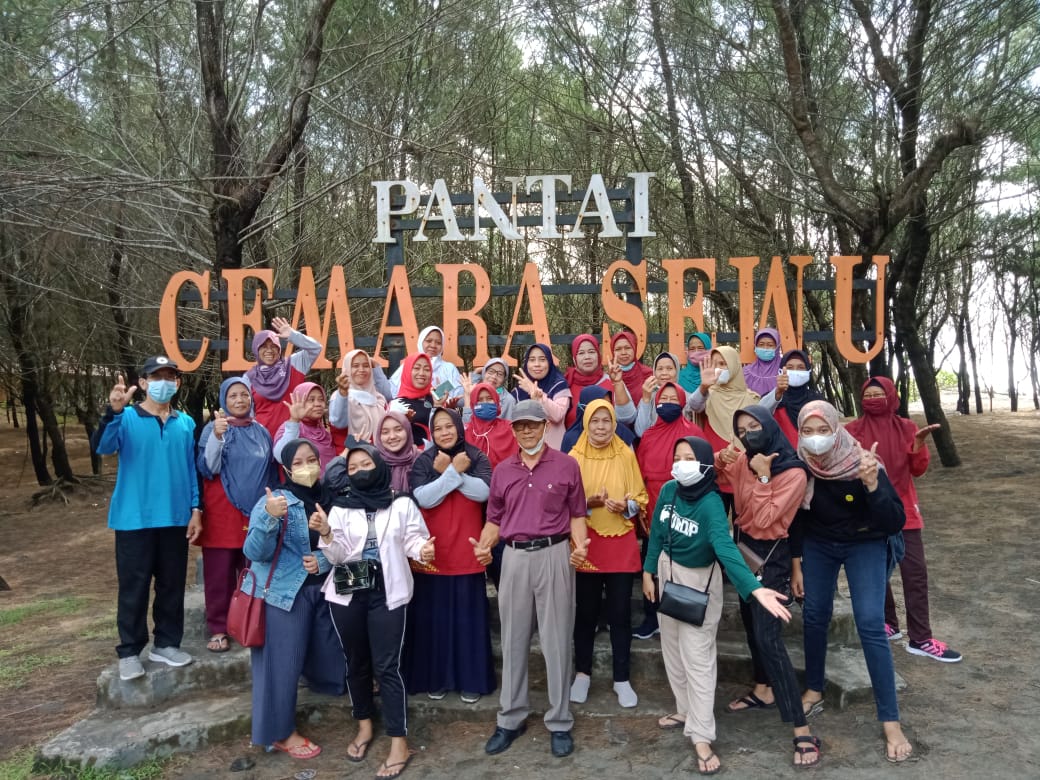 Butuh Suasana Baru, Komunitas Senam Penggung Ke Pantai